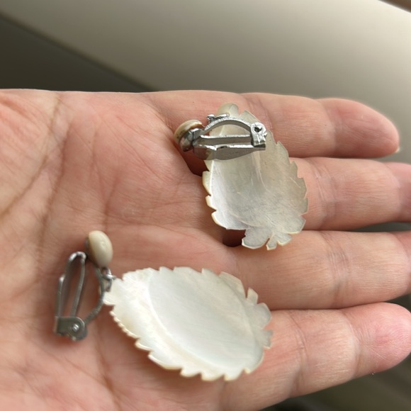 🖤Handcarved Rose 🌹 design MOP dangle clip on earrings - Picture 5 of 10